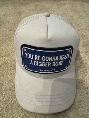 John Hatter & Co  - Tjena! Säljer en riktigt snygg vit keps från John Hatter & Co i nyskick. Kepsen har inte används och är i nyskick! Köptes för 700kr säljer för 499kr 🙌 priset ej fast. Kan gå ner vid snabb affär