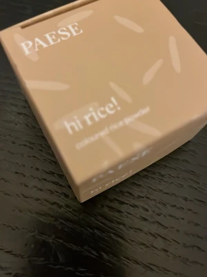 Paese hi rice! Powder - Paese hi rice! coloured rice powder. Puderet är designat för att ge en matt finish och jämn hudton. Vegansk