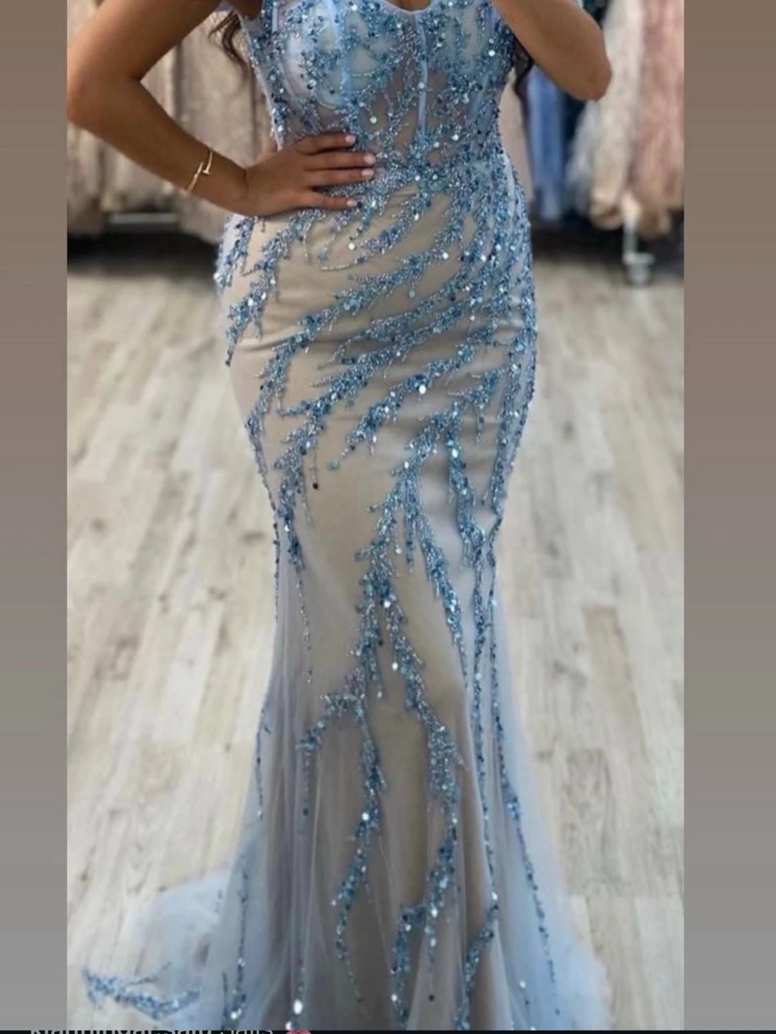 Långklänning med blå paljetter