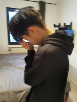 Svart hoodie med diskret tryck - Säljer han