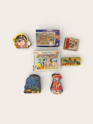 Stort Pusselpaket – 7 st (Disney, Djeco, Goki m.m.) - Säljer ett varierat paket med sju pussel för barn i olika åldrar. Här finns allt från enklare träpussel till mer utmanande motiv. Säljes som ett komplett paket – perfekt för lekrummet eller förskolan!  Paketet innehåller:  Clementoni Disney SuperColor Maxi: 104 bitar.  Djeco "Puzzle Découvertes": 54 bitar inkl. poster.  Goki: Klassiskt träpussel i ram.  Djeco Figurpussel: Pirat.  Djeco Figurpussel: Slott/Nattmotiv.  Puzzle "Nos amis les animaux": Långsmalt pussel med djurmotiv. 