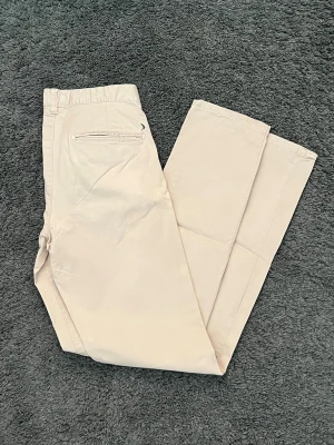 Beige chinos   - Riktigt snygga beige chinos. Slimfit men ändå lite lösare och mer relaxed passform. Storlek W30 L34