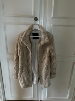 Veromoda kappa - En kort kappa i fuskpäls från Veromoda, storlek XS använda 1 gång! 