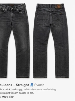 Svarta jeans från Nudie Jeans - Bra skick med snygg tvätt och normal användning, straight fit som passar allt! Midja 39/40cm Benöppning 18/19cm! Strl 31/32 men sitter som 29/32