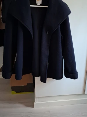 Mörkblå kappa - Stilren mörkblå kappa .