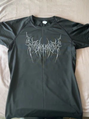 Compression shirt - Egen tryckt compression shirt Tröjan är i perfekt kvalitet, aldrig testat, ny tvättad, redo att skickas inom en dag! Mått finns på tredje bilden Första sidan är framsidan andra är bakifrån. Storlek: LARGE Priset kan diskuteras