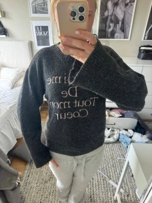 Stickad tröja  - Stickad tröja från Gina tricot med rosa tryck på framsidan. Storlek 158/164 men skulle säga att den passar xs/s. 