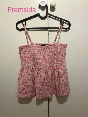 Sommar topp från Gina. - Använt några gånger men fortfarande i bra skick. Det är storlek M men jag skulle säga att det är en storlek XS eller S. Jag har sytt banden som går över axlarna mindre då de var rätt så långa men om det är ett problem så går det att ta bort sy tråden hur lätt som helst.