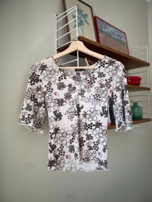 Vintage topp  - Vintage v-ringad topp från Lindex. Strl 38/40. Använt men bra skick!