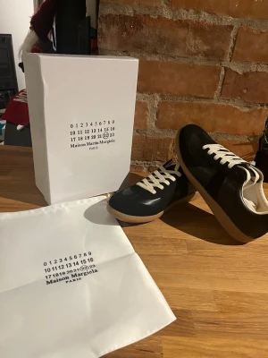 Maison margiela - Maison margiela gats i storlek 44, endast använda en gång inomhus så det är i nyskick! Box ingår samt dustbag. Skickas snabbt!