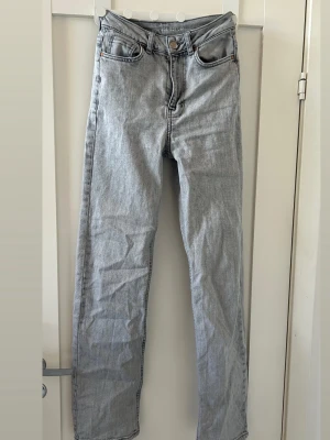 Grå jeans  - Grå highwaist wide jeans i storlek 24-32. Wide 24 och lenght 32. Jag är 1,69 och längden är perfekt, och väger 59. Ej skinny jeans hela och fina 
