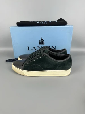 Lanvin Dbb1 Nappa Cap Toe Skor Elephant Grey - • The shoes have been gently used and are in very good condition  • Size: EU40 / UK6 (fits 41)  • Color: Elefant Grå  • Retail price: 5000 SEK / 450€  • Box, dustbag & new laces included