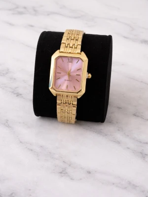 Guldig klocka med rosa urtavla - Stilren klocka med fyrkantigt guldigt metallarmband och rosa urtavla. Klassisk design med romerska siffror vid tolvan och smala visare. Perfekt accessoar för dig som vill ha något som sticker ut lite extra.