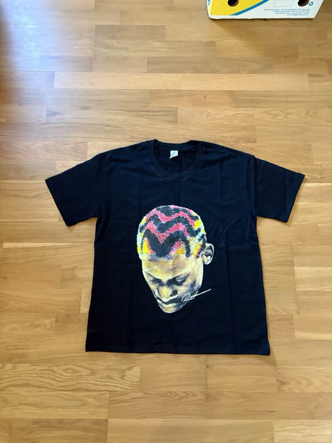 Svart t-shirt med färgglatt tryck