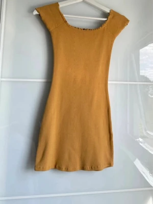 Gul kort stickad klänning - Miniklänning från Pull&Bear i S-XXS  En använd miniklänning men fortfarande i fint skick. Varken trasig eller fläckig. Strl. är S men kan nog även passa XS eller t.o.m XXS…..