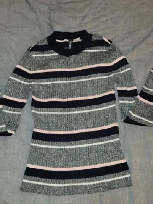 Topp stl XS - Topp från H&M i storlek XS, knappt använd. Materialet är rätt så stretchigt.