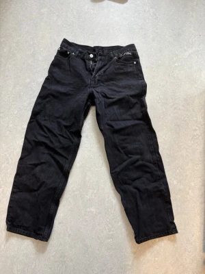 Svarta jeans från sweet sktbs - Säljer ett par svarta jeans från sweet sktbs med klassisk ficksdesign och raka ben. Jeansen har en snygg sweet sktbs-logga på fickan och läderpatch bak i midjan. Materialet är kraftig denim som känns slitstarkt och bekvämt.