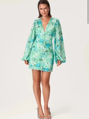 grön adoore klänning - SÖKER!! STORLEK 32!!
