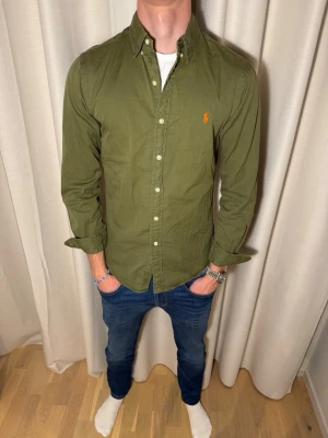 Mörkgrön Ralph Lauren skjorta  - Tjena, nu säljer vi denna extremt snygga Ralph Lauren skjortan i storlek S men passar M. Skicket är 10/10 och vårt pris 399kr medans nypris är hela 1400kr. Hör av er! Pris kan sänkas vid snabb och smidig affär📸💪 // studio II Resell 