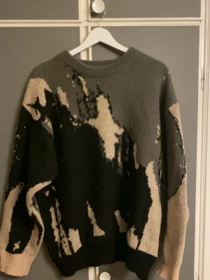 Stickad tröja med abstrakt mönster - Fin stickad tröja med unikt mönster, jordnära färger. Passar M-L,  