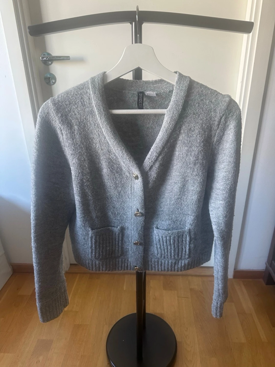 Grå kofta från H&M med fickor