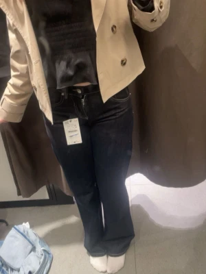 Raka jeans - Säljer ett par jätte fina raka jeans från Zara. Jeansen har klassisk femficksmodell och raka ben som går ut lite nedtill. Perfekta till sneakers eller boots och passar till många olika stilar.