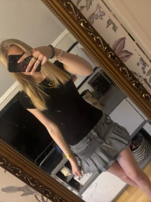 Grå kort volangkjol med fickor - Snygg grå kortkjol med volangdetaljer. Tjolen är ganska kort men snygg. Jeansen är från gina men är omsydda till kjol derför är den inte fel fri. Denna säljer jag då för den är lite för liten för mig. 
