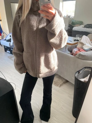 Brun teddyjacka - Brun Teddy jacka från hm. Storlek L men jag som har xs/s tycker att den sitter fint oversized💕
