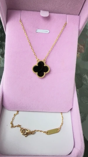 15mm högkvalitativt klöverhalsband - Upptäck ett stilrent klöverhalsband som kombinerar elegans och kvalitet i varje detalj. Tillverkat av rostfritt stål och förgyllt med 18K guldplätering, ger det en lyxig lyster som håller över tid. Klöverdesignen symboliserar tur och skönhet, vilket gör halsbandet till mer än bara en accessoar – det är ett statement.  Perfekt för att lyfta din vardagslook eller komplettera en festoutfit. Ett tidlöst smycke som passar alla stilar och tillfällen.