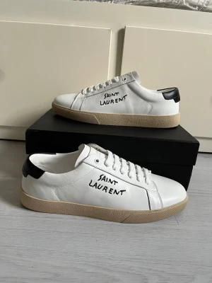 Saint Laurent skor  - Hej! Säljer dessa riktigt snygga Saint Laurent skor i storlek 44. De är helt nya, endast provade och tyvärr lite för stora för mig. Perfekta för dig som vill ha ett par lyxiga skor i toppskick! Box samt dust bag medkommer. Tveka inte att höra av dig om du har några frågor eller vill se fler bilder.