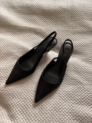 Svarta spetsiga pumps med låg klack - Säljer ett par svarta pumps från H&M med spetsig tå och låg smal klack. Jättefina och sköna men jag råkade köpa ett exakt likadant par och därav säljer jag det ena🥹💕💕Använda en gång!
