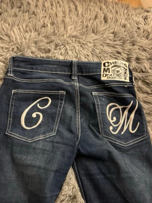 Mörkblå jeans med broderade fickor - Storlek 29/32 skulle passa nån som har M tror jag, jag har aldrig använt dom köpt på vinted. Pytte lite slitet längst ner
