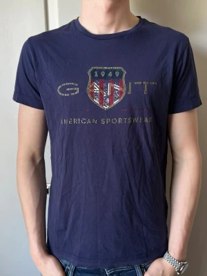 Vintage Gant T-shirt - Säljer denna fina gant t shirt med vintage stuk. Slitet tryck men ger en snygg vintage stil på den. Storlek S, modellen på bilden är 184 cm lång och väger 68 kg. Skriv vid funderingar eller frågor! // Oskar, Douceur 