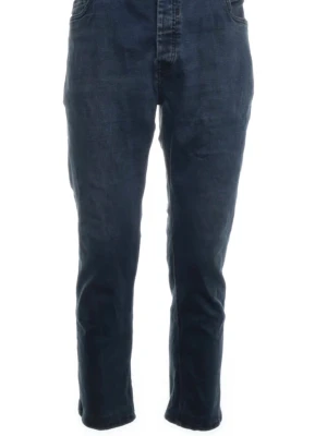 Mörkblå raka jeans från Brunello Cucinelli - Snygga mörkblå jeans från Brunello Cucinelli med rak passform och klassisk femficksdesign. Jeansen har en stilren look och är tillverkade i ett mjukt denimtyg som ger en bekväm känsla hela dagen. Storleken är 50 Eu som motsvarar 92 midjemått och 70 innerbenslängd