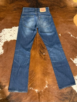 Levis 507 bootcut - Tjena! Säljer dessa Levis 507 bootcut, W27/L34, fint skick, hör av dig vid funderingar!🙌