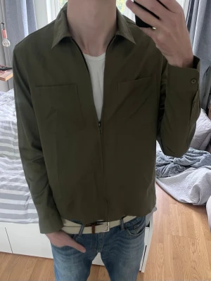 Mörkgrön linne overshirt från Zara - Snygg grön overshirt från Zara i 24% linne och 76% bomull | Storlek 40 vilket motsvarar ca M | Mycket bra skick✅|