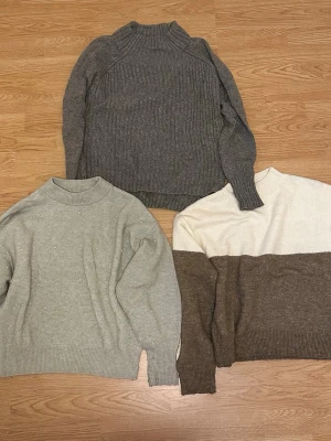 Tre stickade tröjor grå brun beige vit höst - Tre stickade tröjor: 1) Grå ribbstickad (strl S, Lindex), 2) Beige med pärldetaljer (strl XS, H&M), 3) Tvåfärgad brun-vit (strl XS, H&M)