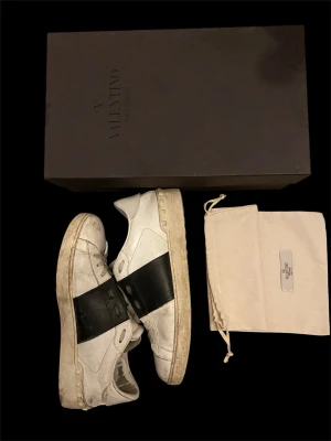 Valentino vita sneakers med svart detalj - Valentina skor storlek 43 perfekta till sommaren. Allmänt helt okej skick fram sulan är lite lös men inget man tänker på dom är också otvättade i bilderna så dom kan bli renare.
