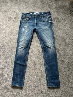 Replay Anbass - Tja! Säljer nu dessa riktigt schyssta jeans från Replay i modellen Anbass. Jeansen är i storlek 33/34 och i bra skick förutom att det börjar gå lite hål i skrevet, men detta syns inte vid användning. Hör av dig vid funderingar, priset är inte hugget i sten!