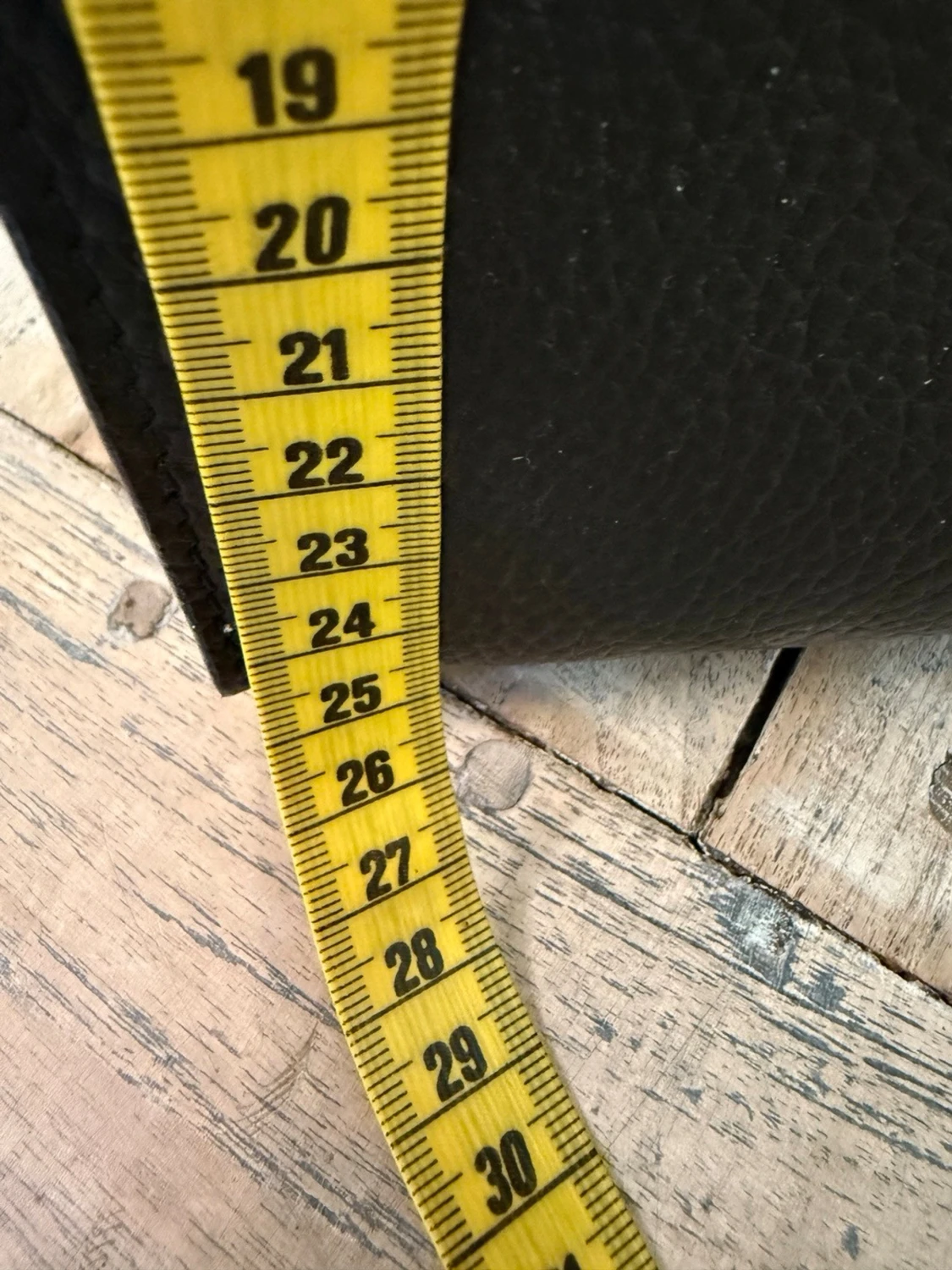 Svart handväska med gulddetaljer - 3
