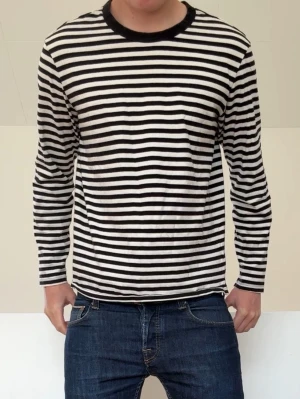 Randig tröja - Långärmad T-shirt i strl M men sitter som S. Bra skick utan nåra defekter och hör gärna av er vid frågor elr funderingar!!