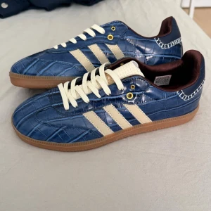 Adidas x wales bonner navy crocs - Feta adidas x wales bonner storlek 43,5 true to size, nyskick utan defekter, tveka inte å höra av er! Pris går diskutera 