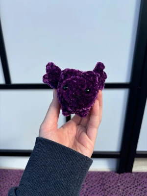 Virkad fladdermuskatt  - Virkad fladdermuskatt! Virkad i chernillegarn med Polyesterfyllning. Säkerhetsögon i plast (rekommenderas ej för barn under 3 år) 🐈‍⬛🦇🧶