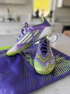 Adidas F50 Elite,  nya - Säljer ett par Adidas F50 Elite fotbollsskor pga fel storlek. Använda en träning. Storlek 41 1/3. Villig att diskutera pris vid snabb affär.