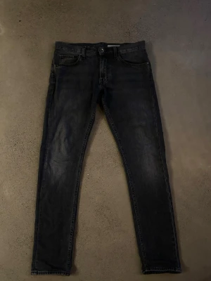 Tiger of Sweden Pistolero Mercury Gray slim fit 28/32 - Tiger of Sweden levererar som vanligt. Slim fit jeans som sitter bättre än majoriteten på marknaden. 