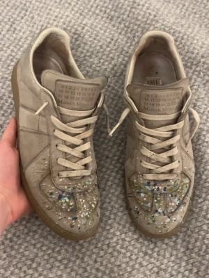 Maison Margiela sneakers - Margielas i lambskin och calf-split. Väldigt unika och sällsynta gats i storlek 40. De passar också strl 41. Köpta på plick så har inte kvitto, men 99% säker de äkta. Kan skicka fler bilder om du vill.