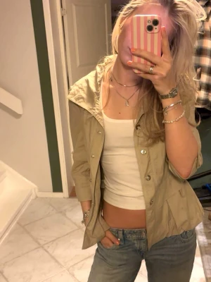 Perfekta vårjackan med trekvartsärmar  - Super söt trekvarsärmad beige trench coat perfekt till våren och sommaren! Storleken är 38 men passar även till mig som är S! Köpt och testat men passade inte😊