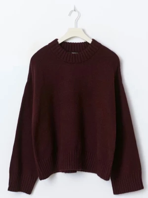 Vinröd oversized stickad tröja - Säljer en oversized stickad tröja i vinröd med breda ribbade muddar vid ärmslut, nederkant och halsringning. Tröjan har en avslappnad passform och är perfekt för lager på lager❤️ använd cirka 2 gånger!