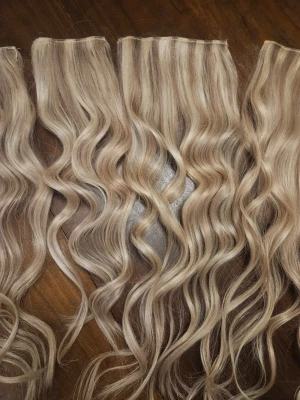 Äkta löshår från rapunzel  - Äkta löshår från rapunzel i fint använt skick, längd runt 50 cm men håret är inklippt litegrann så vissa bitar är lite kortare då de suttit i nacken. Tror det var cendre ash blonde mix🙂