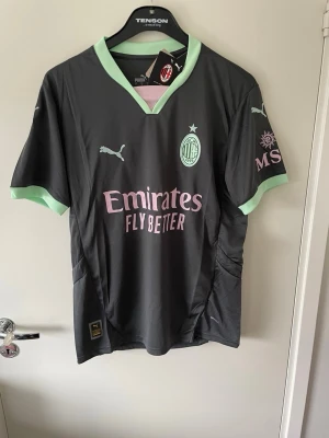 AC Milan bortatröja Puma svart/grön - Snygg AC Milan bortatröja från Puma i svart med mintgröna detaljer och rosa logotyper. Mycket fet tröja till sommaren eller när som storlek L men passar som M
